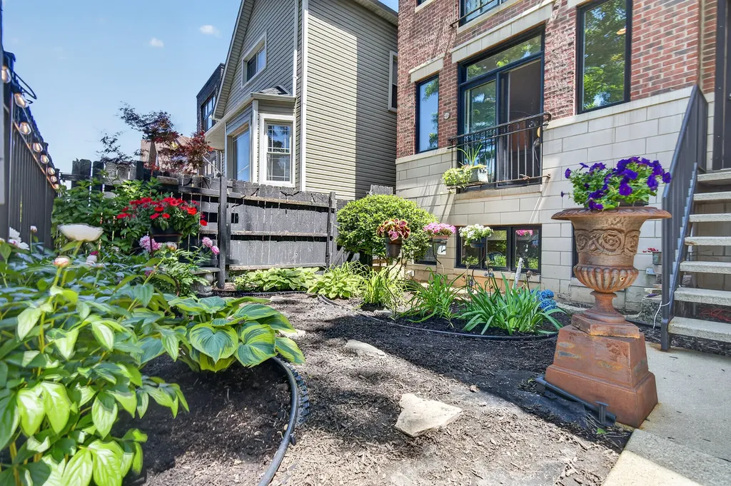 2709 North Campbell Avenue Chicago IL 60647