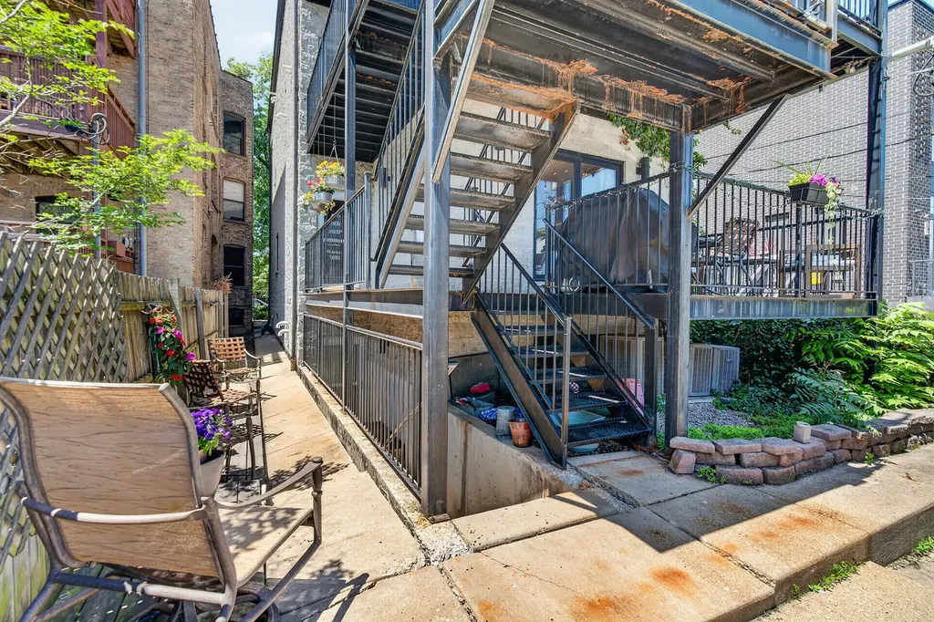 2709 North Campbell Avenue Chicago IL 60647