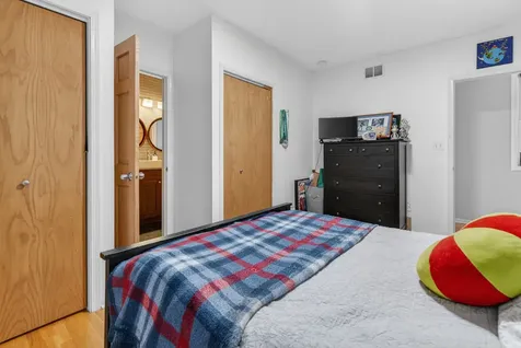 2709 North Campbell Avenue Chicago IL 60647
