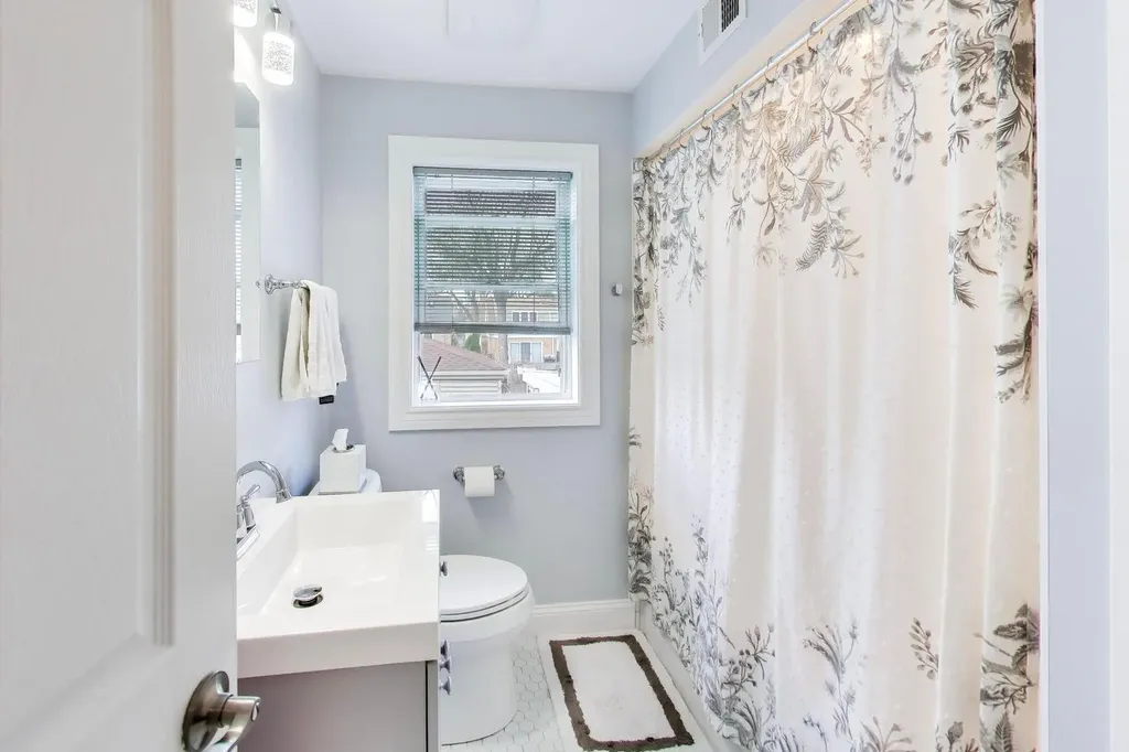 5136 West Lee Street Skokie IL 60077