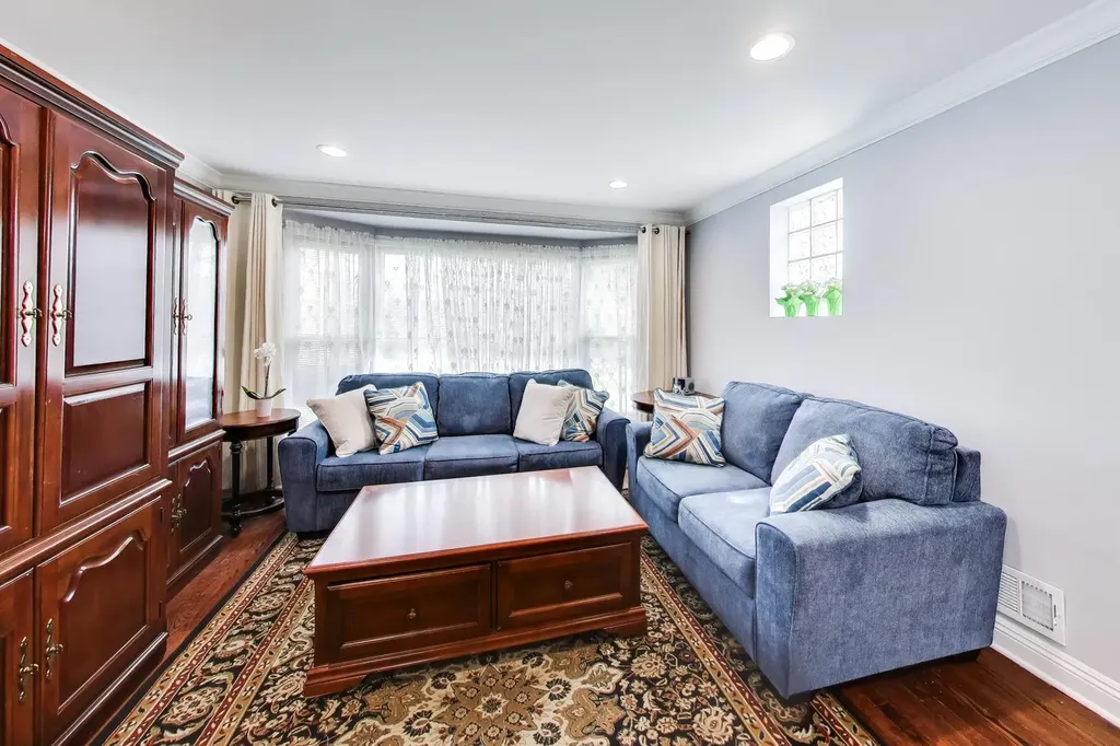 5136 West Lee Street Skokie IL 60077