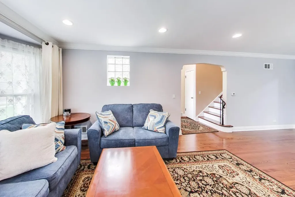 5136 West Lee Street Skokie IL 60077