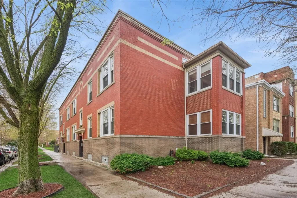 2204 West Winona Street Chicago IL 60625