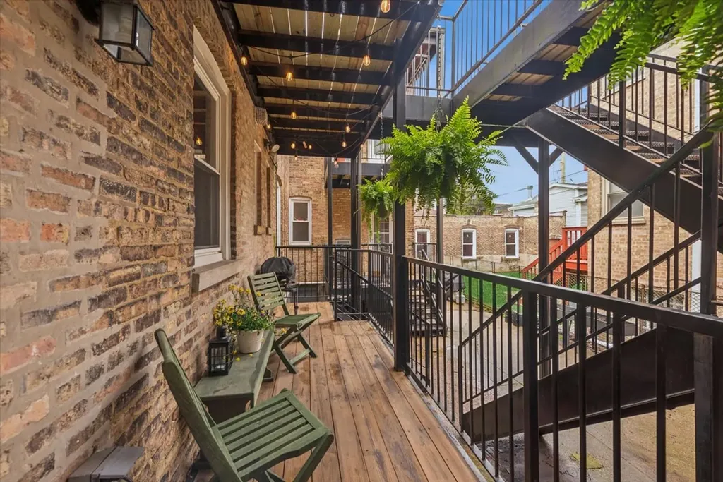 2204 West Winona Street Chicago IL 60625