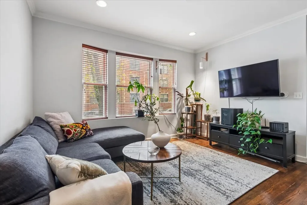 2204 West Winona Street Chicago IL 60625