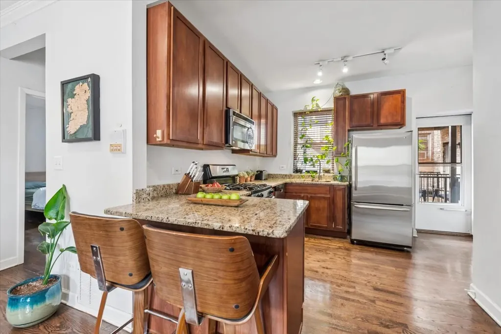 2204 West Winona Street Chicago IL 60625