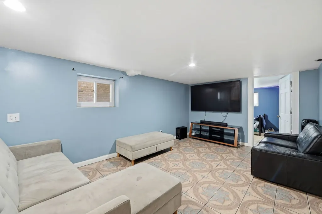 3135 North Kilbourn Avenue Chicago IL 60641