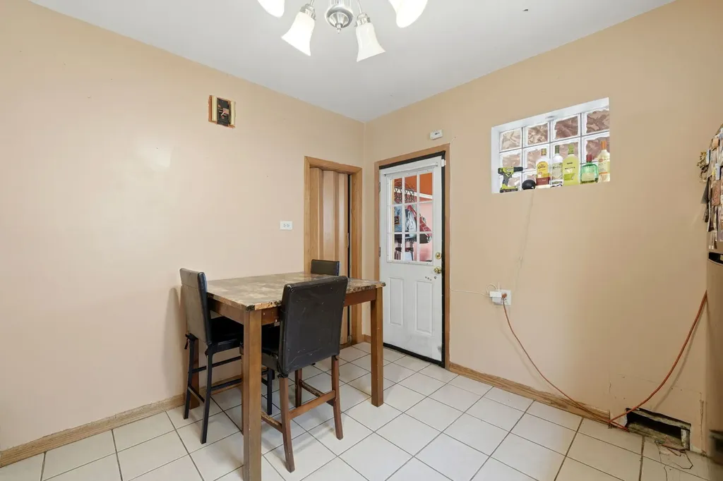 3135 North Kilbourn Avenue Chicago IL 60641