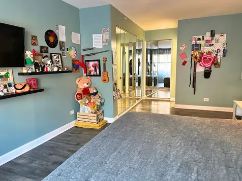 9355 Landings Lane Des Plaines IL 60016