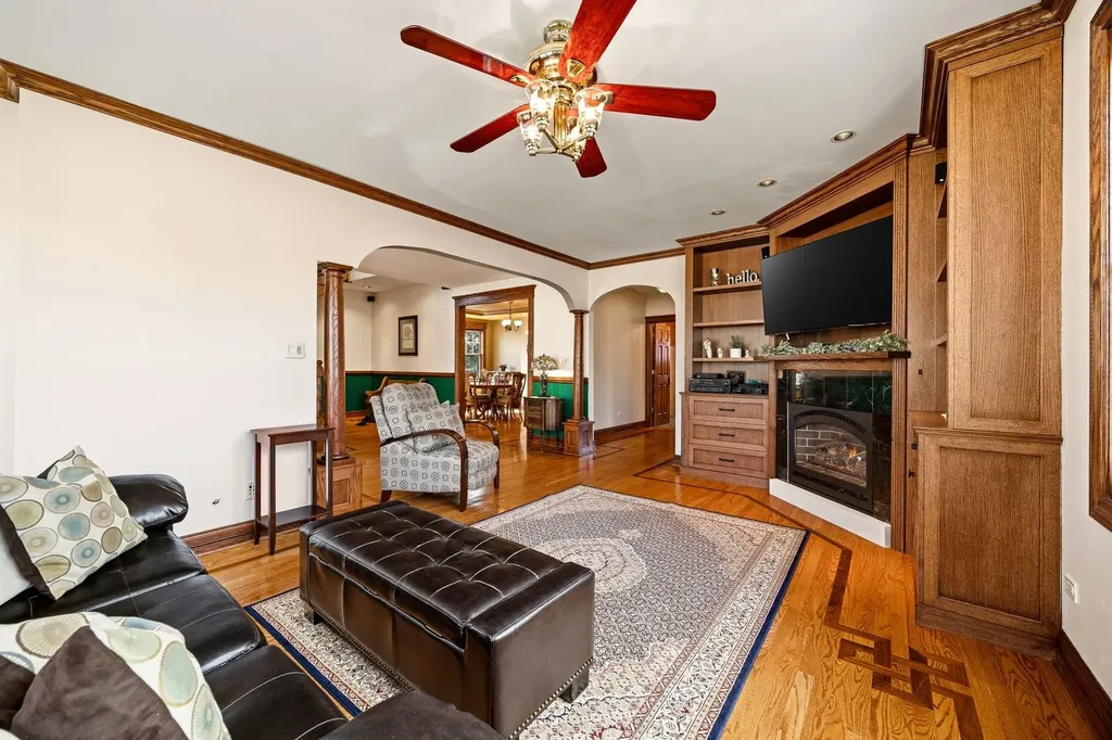 6883 West Hobart Avenue Chicago IL 60631