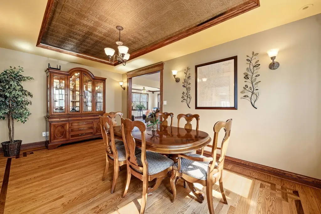 6883 West Hobart Avenue Chicago IL 60631