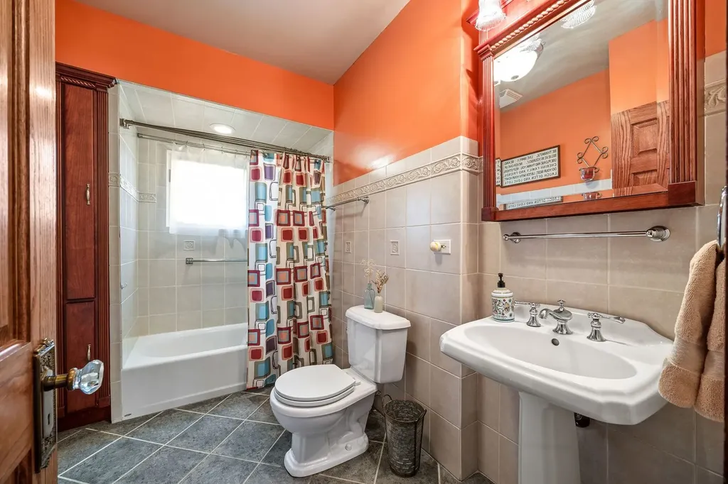6883 West Hobart Avenue Chicago IL 60631