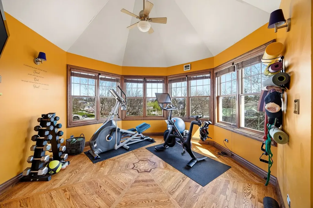 6883 West Hobart Avenue Chicago IL 60631
