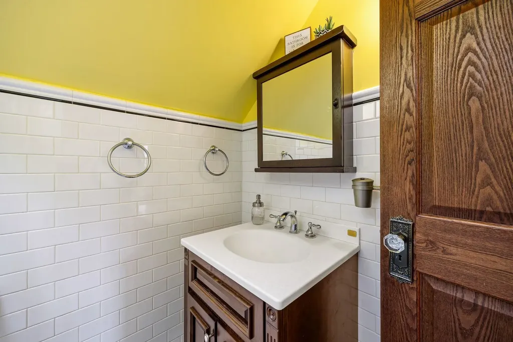6883 West Hobart Avenue Chicago IL 60631