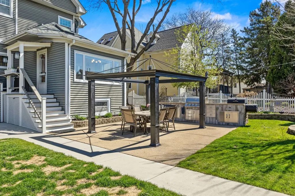 6883 West Hobart Avenue Chicago IL 60631