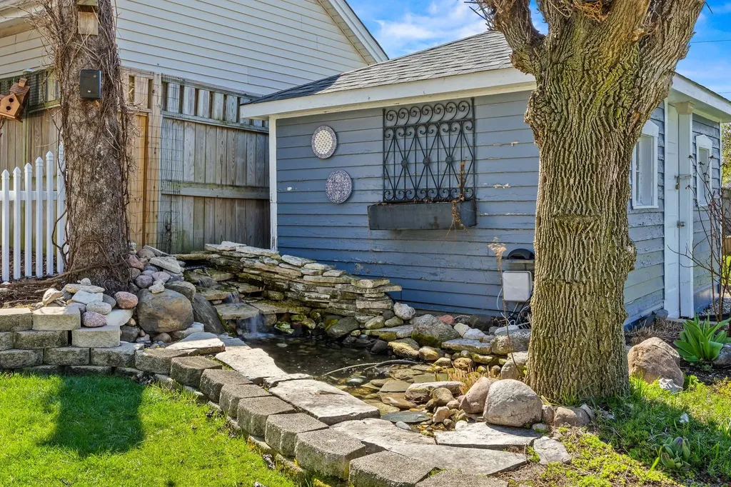 6883 West Hobart Avenue Chicago IL 60631