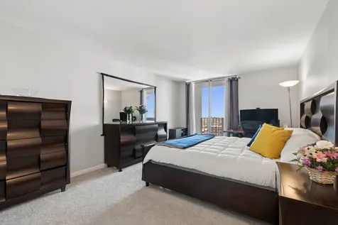 6033 North Sheridan Road Chicago IL 60660