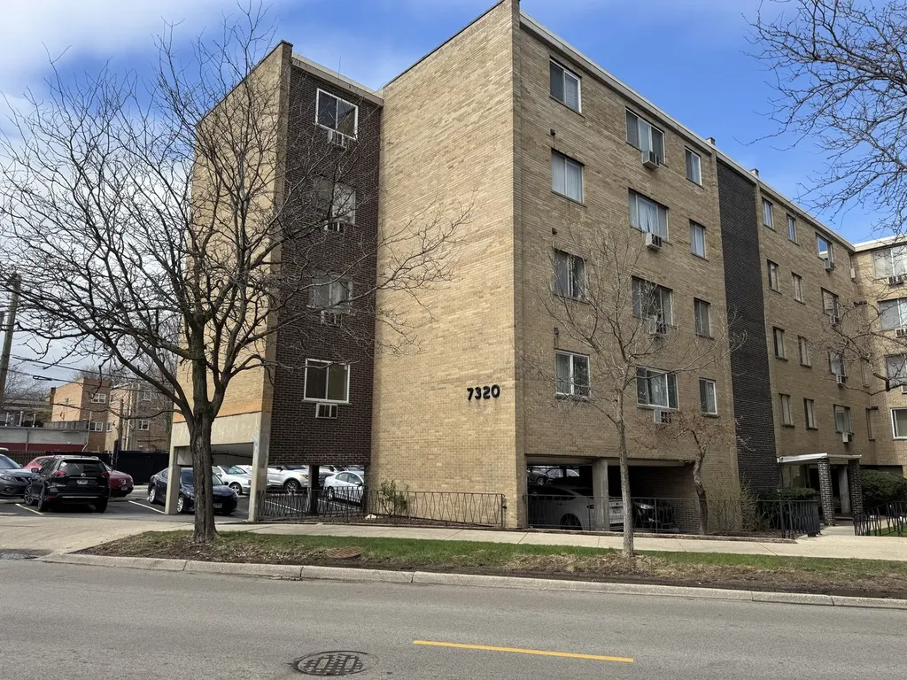7320 North Rogers Avenue Chicago IL 60626