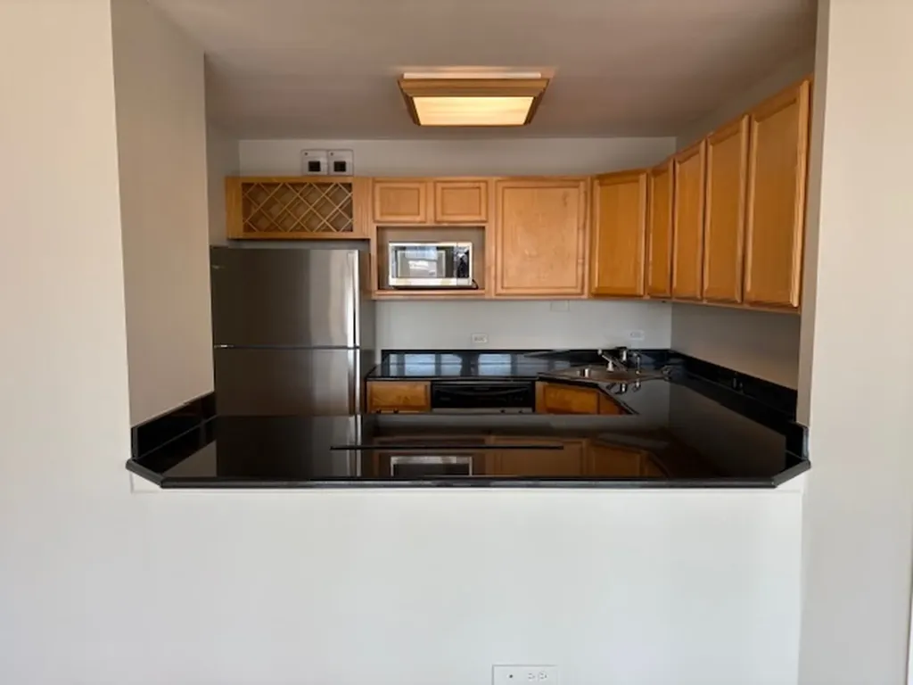 525 West Hawthorne Place Chicago IL 60657