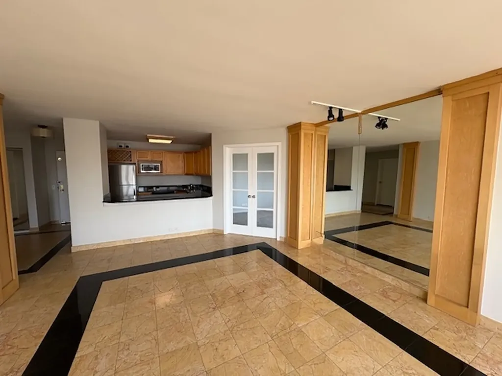 525 West Hawthorne Place Chicago IL 60657