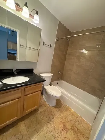 525 West Hawthorne Place Chicago IL 60657