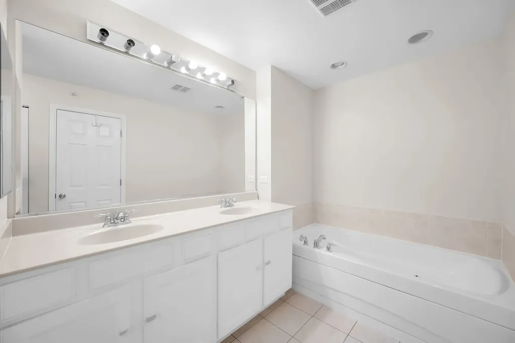 1028 Orchard Pond Court Lake Zurich IL 60047