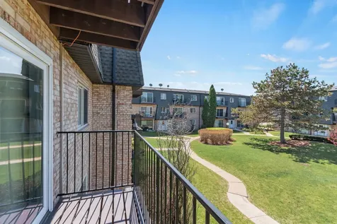9446 Bay Colony Drive Des Plaines IL 60016