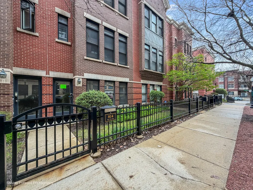 814 West 15th Place Chicago IL 60608
