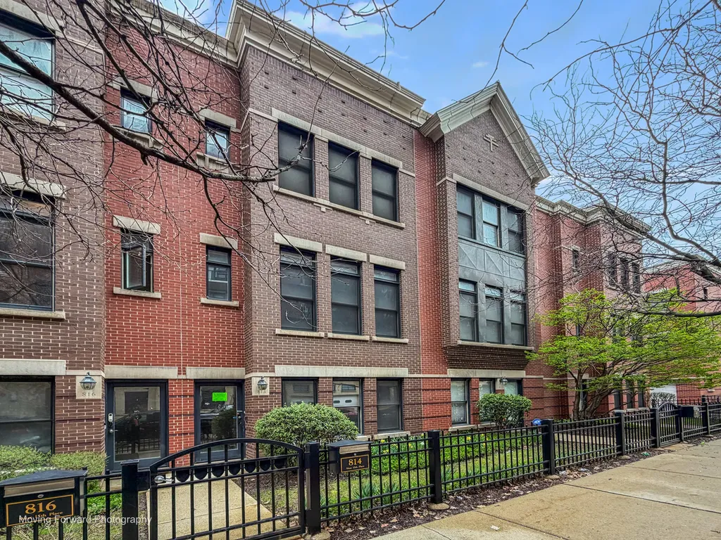 814 West 15th Place Chicago IL 60608
