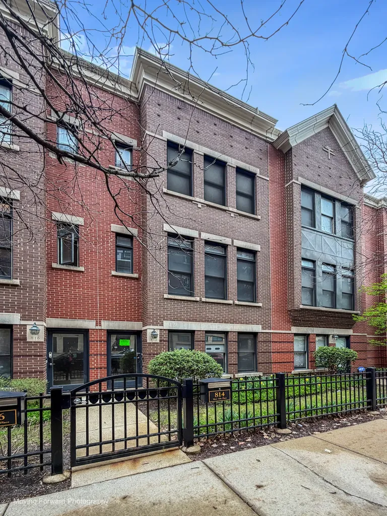 814 West 15th Place Chicago IL 60608