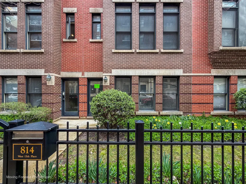 814 West 15th Place Chicago IL 60608