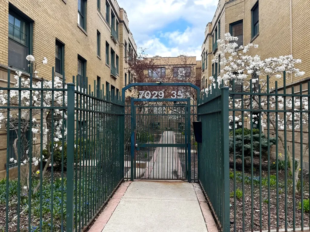 7031 North Sheridan Road Chicago IL 60626