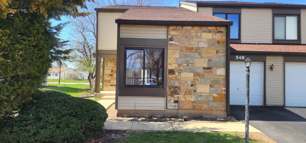 548 Alton Court Carol Stream IL 60188
