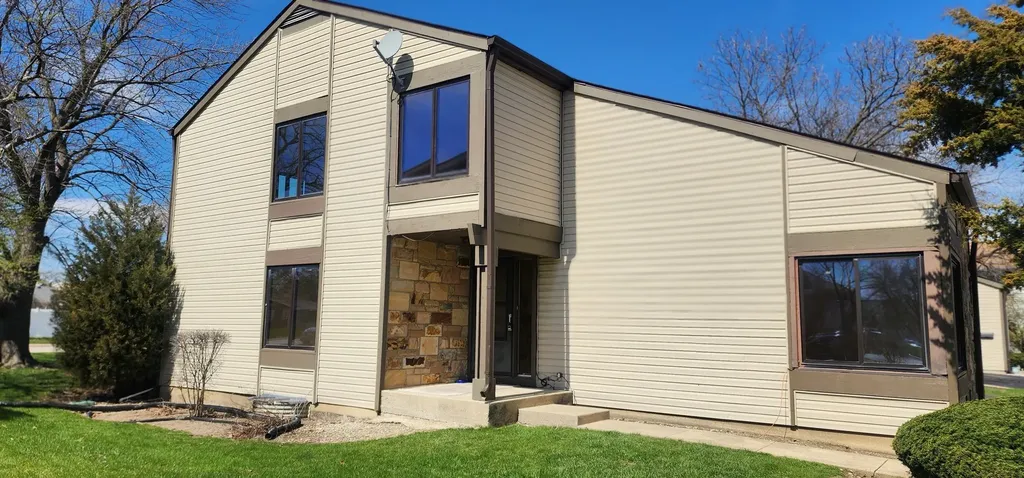 548 Alton Court Carol Stream IL 60188