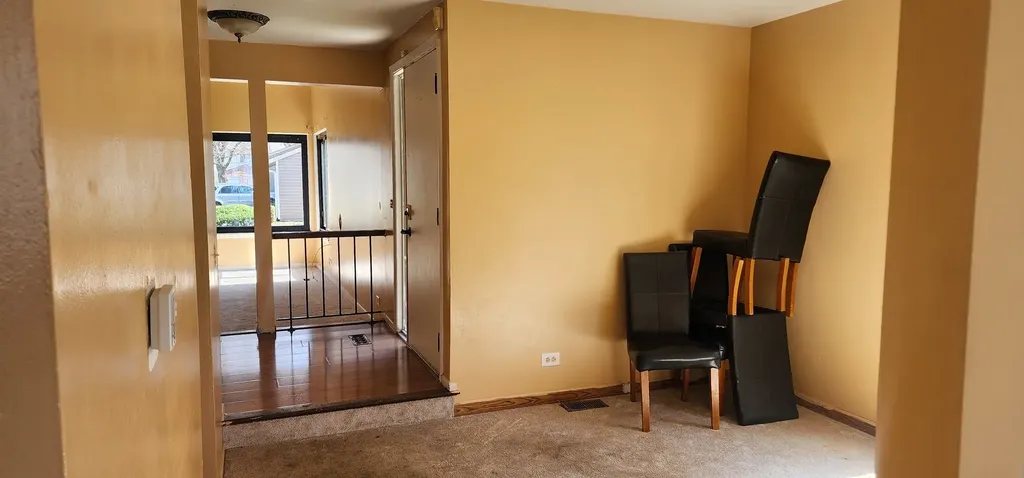 548 Alton Court Carol Stream IL 60188