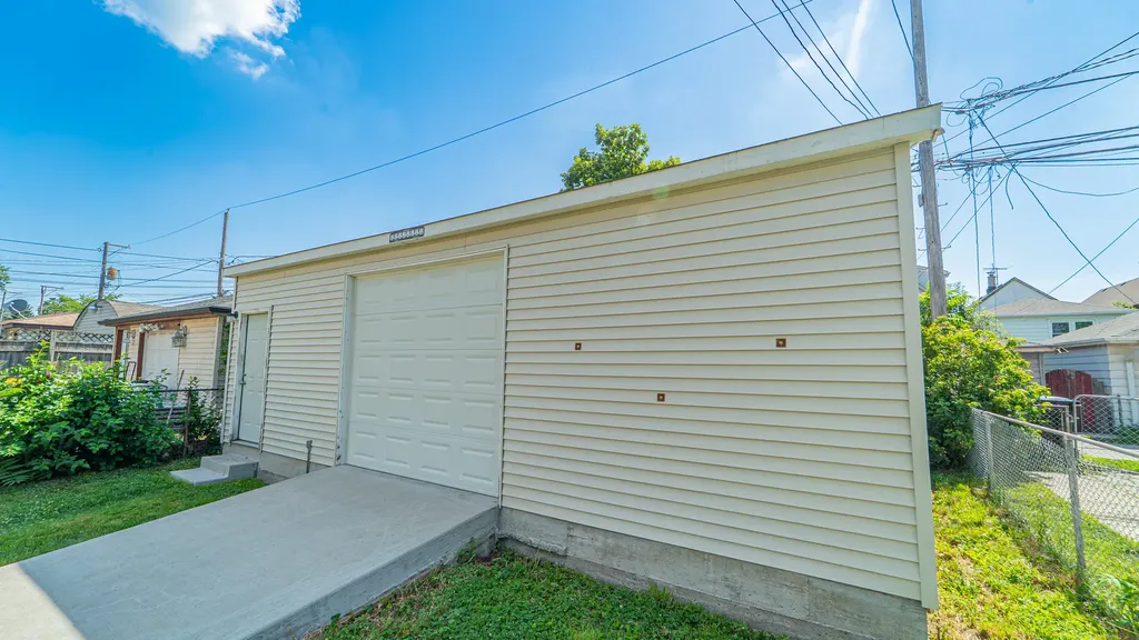 10439 South Avenue M Chicago IL 60617