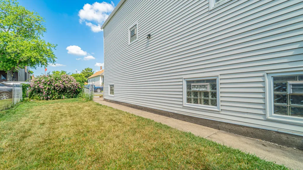 10439 South Avenue M Chicago IL 60617