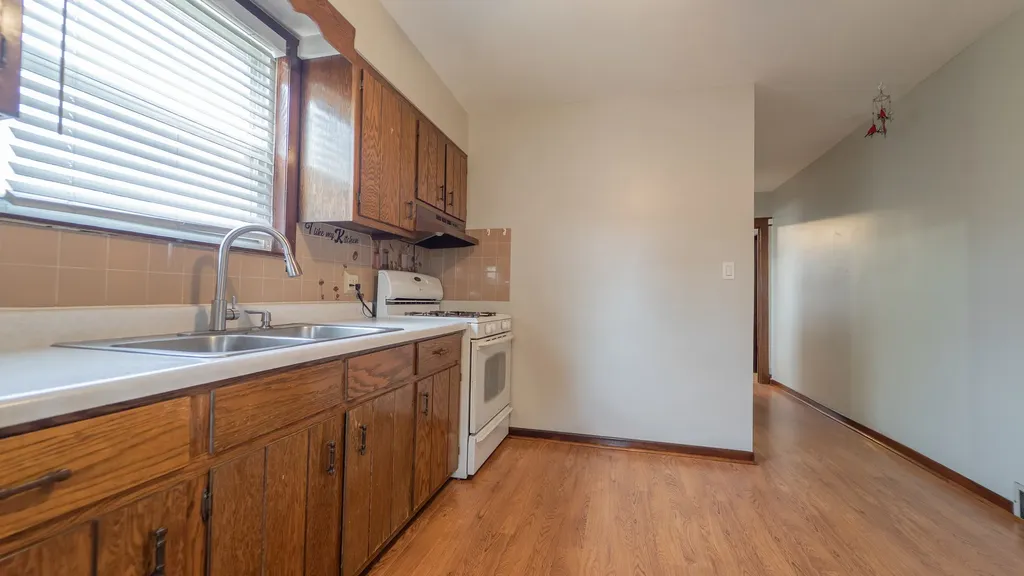 10439 South Avenue M Chicago IL 60617