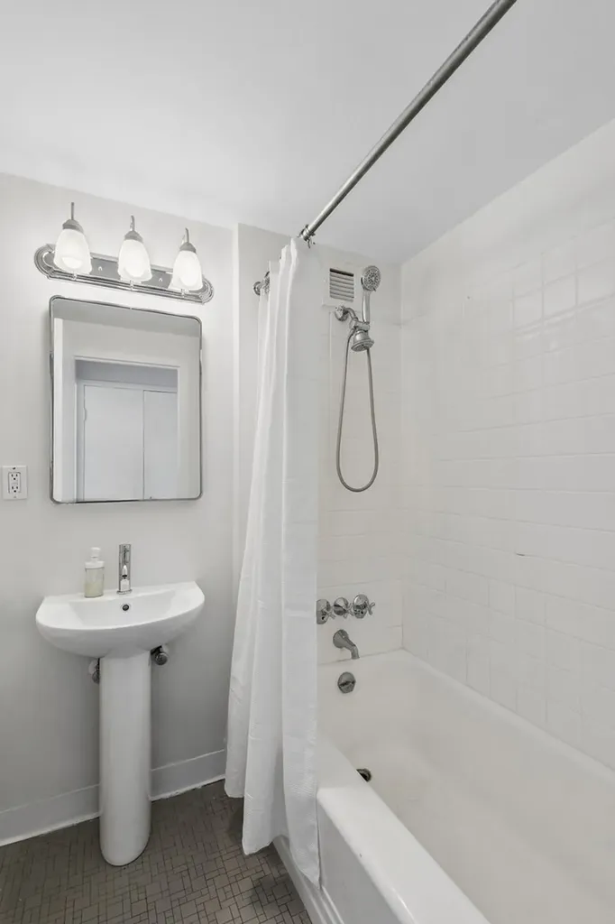 5050 South East End Avenue Chicago IL 60615