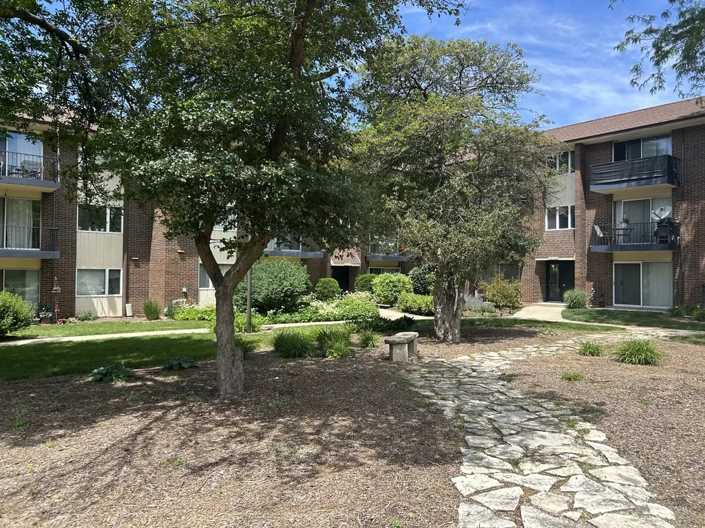 5S070 Pebblewood Lane Naperville IL 60563