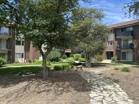 5S070 Pebblewood Lane Naperville IL 60563