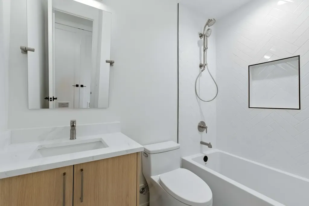 1443 West Roscoe Street Chicago IL 60657