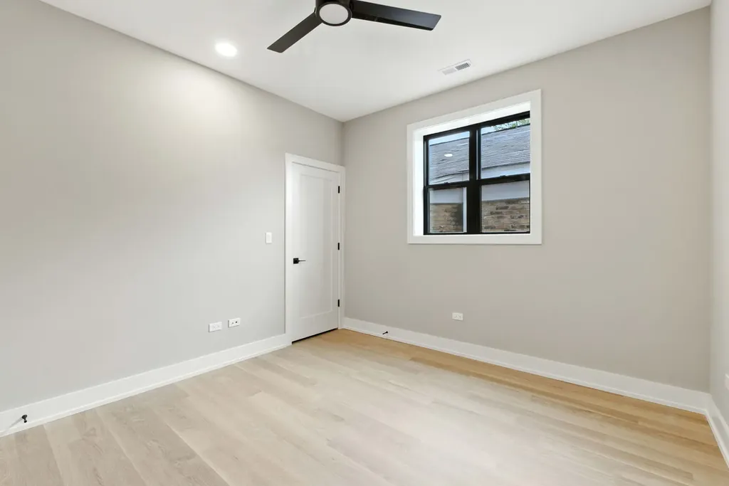 1443 West Roscoe Street Chicago IL 60657