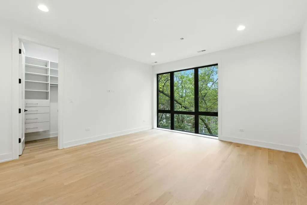 1443 West Roscoe Street Chicago IL 60657