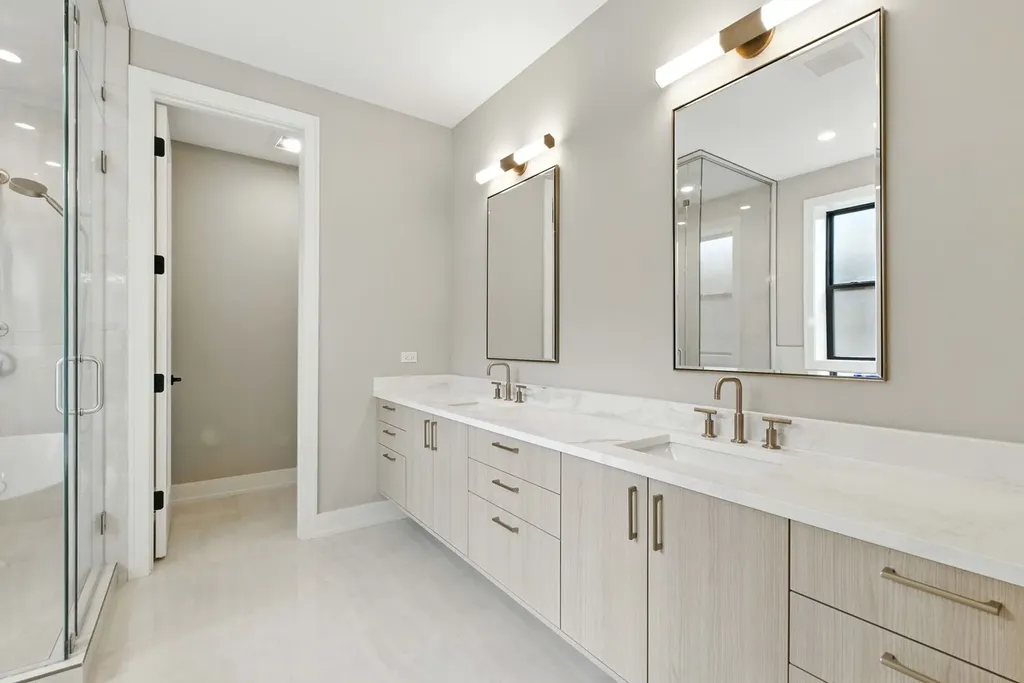 1443 West Roscoe Street Chicago IL 60657