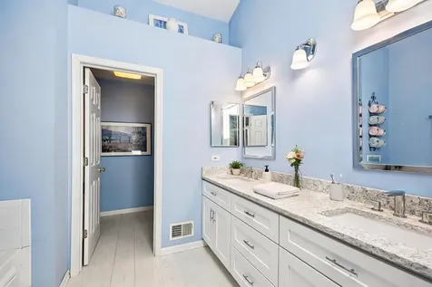 1739 Newbridge Circle Elgin IL 60123