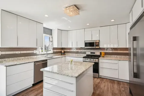 1739 Newbridge Circle Elgin IL 60123