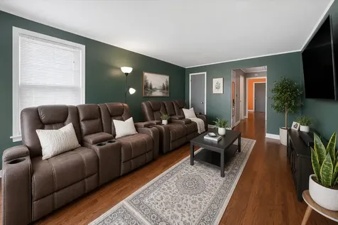 33 49TH Avenue Bellwood IL 60104