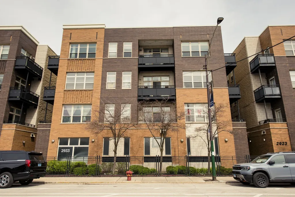 2933 North Clybourn Avenue Chicago IL 60618