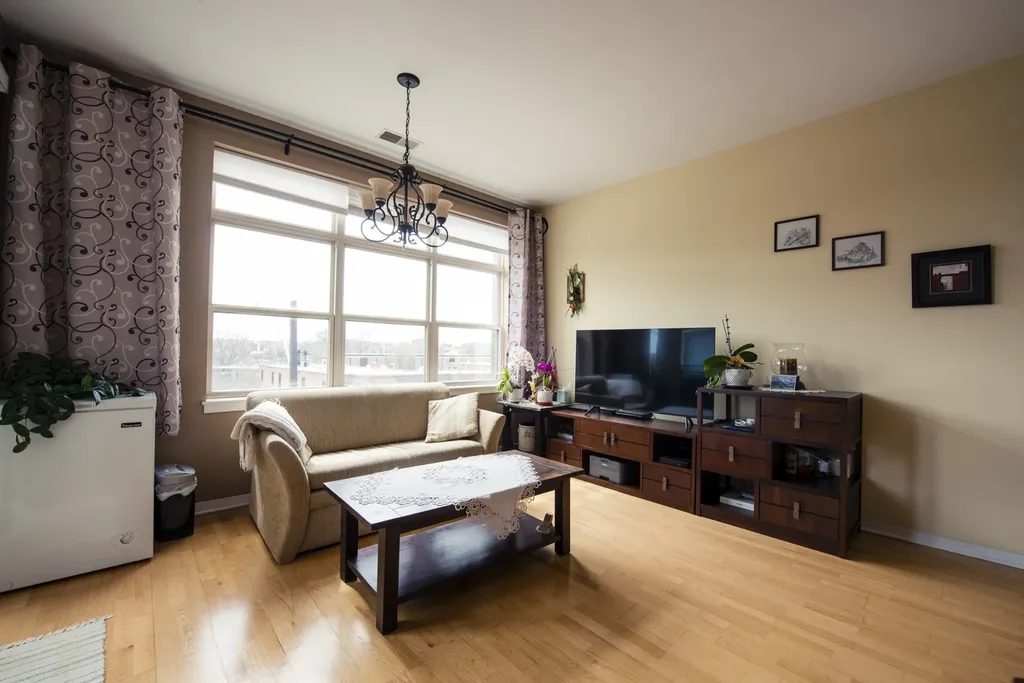 2933 North Clybourn Avenue Chicago IL 60618